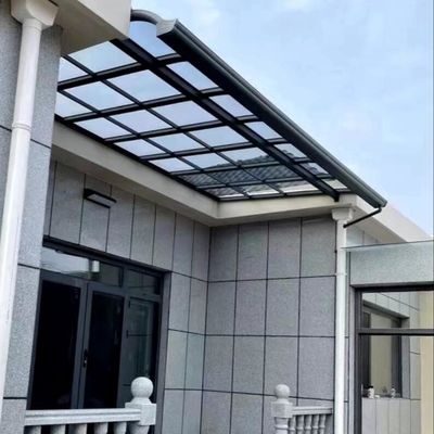 洗練されたモダンな日差しと雨の保護のための耐候性DIYポリカーボネートオーニング グレーのソリッドシート屋根とUV保護