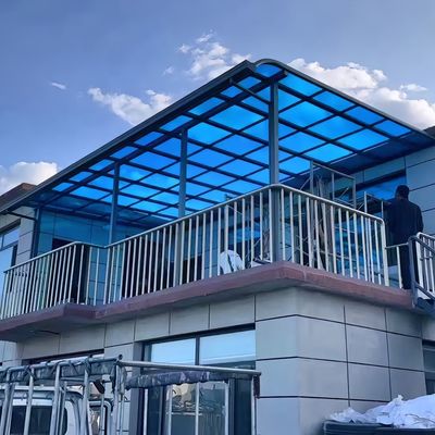 アルミフレームと青い固形シート屋根 DIY家や商業用建物のためのポリカーボネートアウエンディング