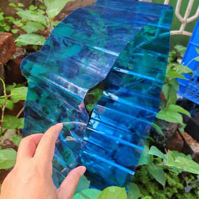 機能性とデザイン性を高める、耐衝撃性と軽量性を備えた青色のポリカーボネート波板