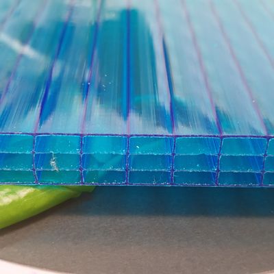 良い価格 自然光と断熱のためのエネルギー被覆空間向け、カラフルで軽量な四層6mm～20mm 2.1m*5.8m プラスチックポリカーボネートシート オンライン