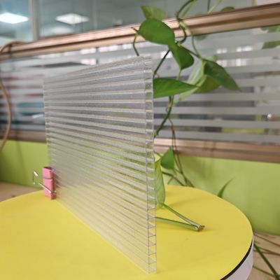 良い価格 クリスタルクリア 2.1m*5.8m ポリカーボネート中空シート ガラスの代替品として軽量で、容易な設置と構造的な強度を実現 オンライン