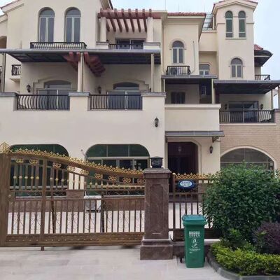 グレーアルミニウムフレームとグレーポリカーボネート屋根の日よけ、熱膨張対応と防水シーリングシステムを備えた屋外シェルター用