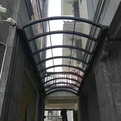 良い価格 カスタマイズされたアルミフレームとポリカーボネート屋根の天井 設計された 熱膨張収容所と防水密封システム 屋外シェルター オンライン